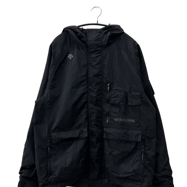 (105) 데상트 듀얼리스 후드 포켓 디테일 나일론 우븐 자켓 블랙