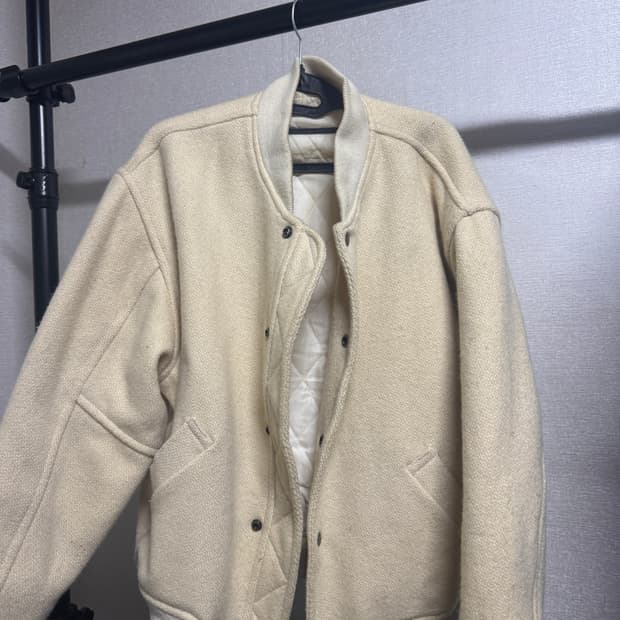 90s 무드 크림 컬러 울 바시티 자켓