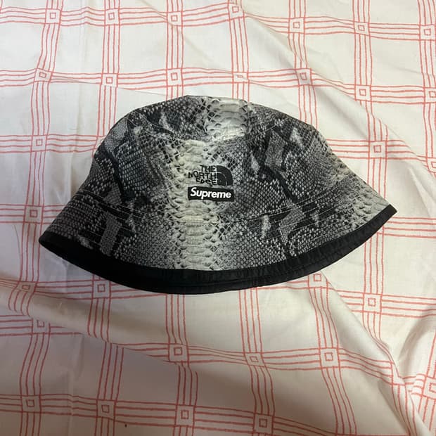 슈프림 노스페이스 스네이크스킨 버킷햇 s/m