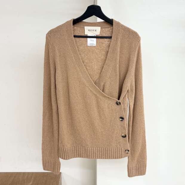 리버 브라운 버튼 울 캐시미어 랩 니트