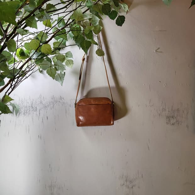 NICOLE 레더 크로스백