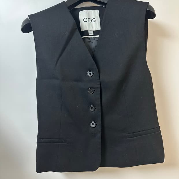 COS 블랙 베스트 34 사이즈