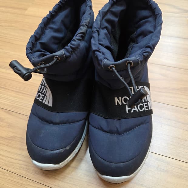 네이비 색상 노스페이스 방한 부츠 240mm입니다. 모델명은 NS99이구