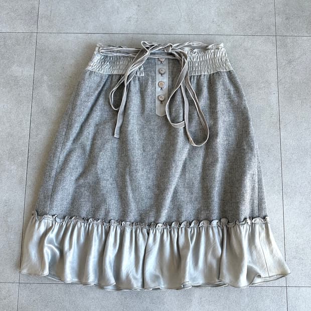 버버리 그레이 프릴 밴딩 미디 스커트