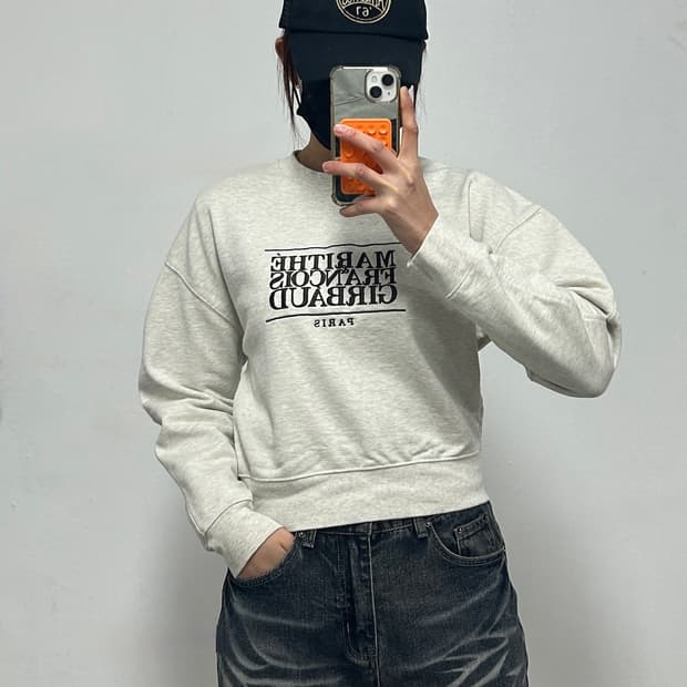 마리떼 프랑소와 저버 빅로고 크롭 맨투맨