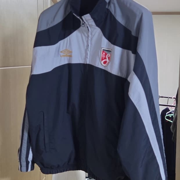 엄브로x 슈프림 트랙자켓 us m Asia L 사이즈 팝니다