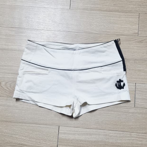 마린 화이트 반바지 