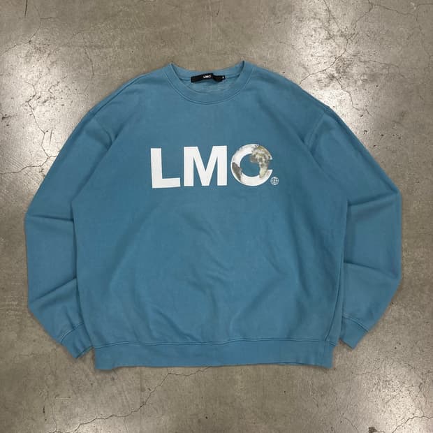 LMC 스카이 컬러 빅로고 맨투맨