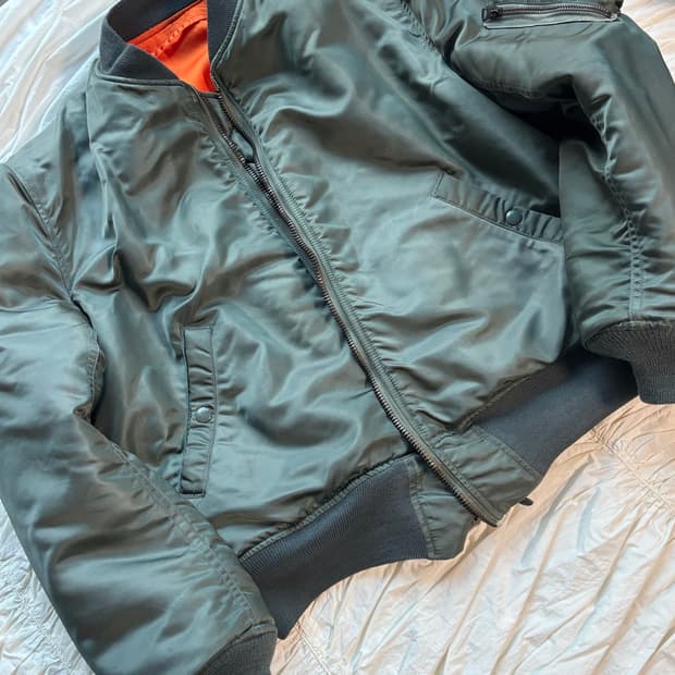 오리지널ma-1 L size 판매합니다.