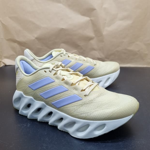 아디다스  스위치 레몬 쿠셔닝 운동화 240