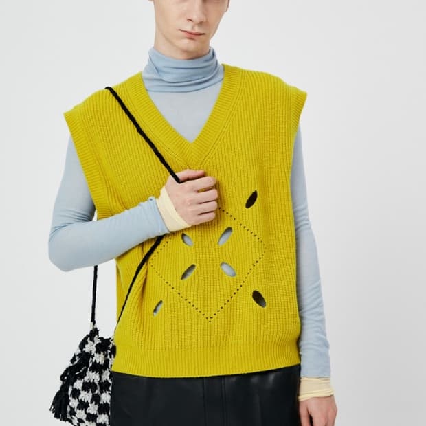 문선 아가일 펀칭 니트베스트 머스타드