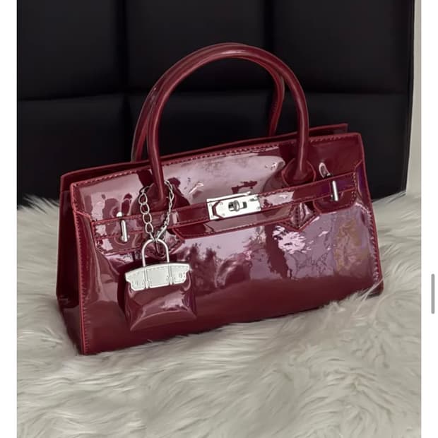 택포)새상품)스퀘어 에나멜 도트백 크로스백