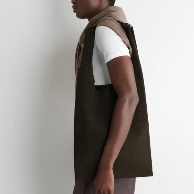 코스 슬라우치 스웨이드 토트백 초콜릿 컬러