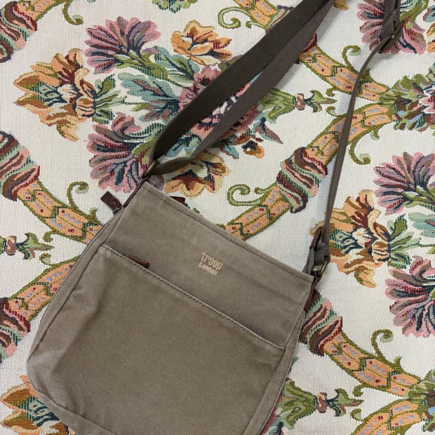 troop london 베이지 크로스백