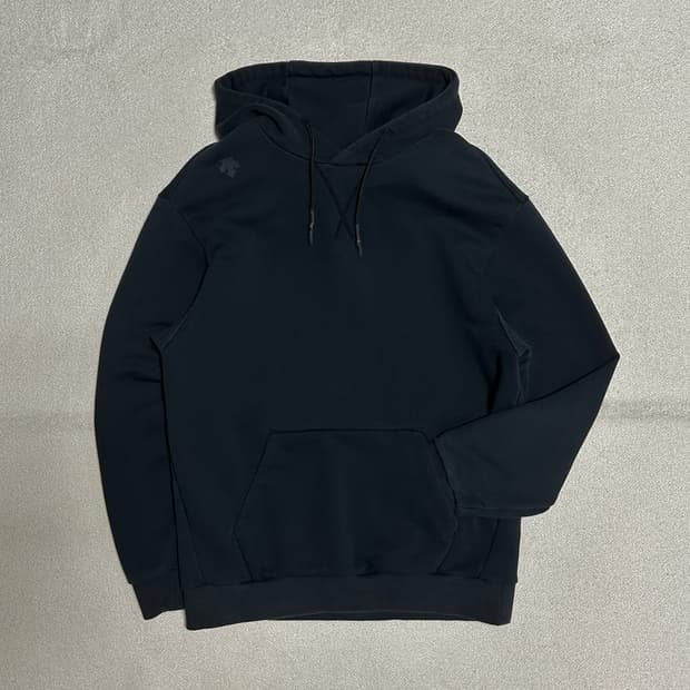 데상트 스판 뒷판 그래픽 오버핏 후드 티셔츠