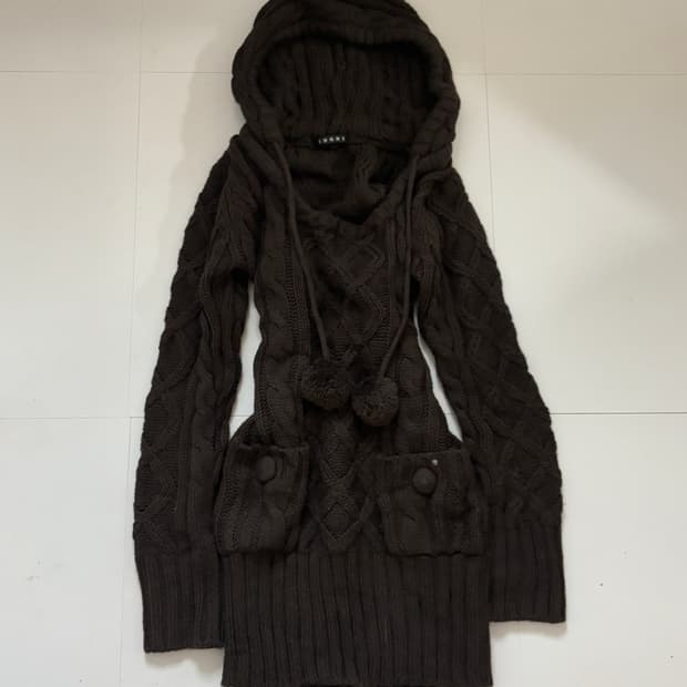 • Brown cable hooded knitwear