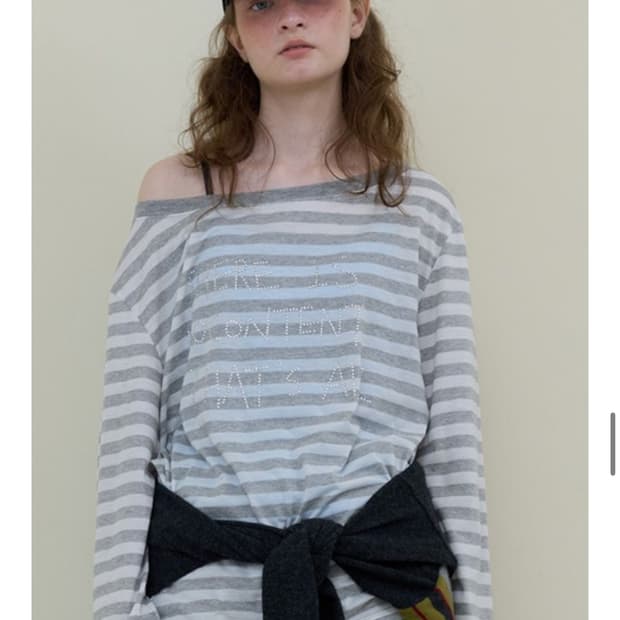 노컨텐츠_오픈숄더 스트라이프 티