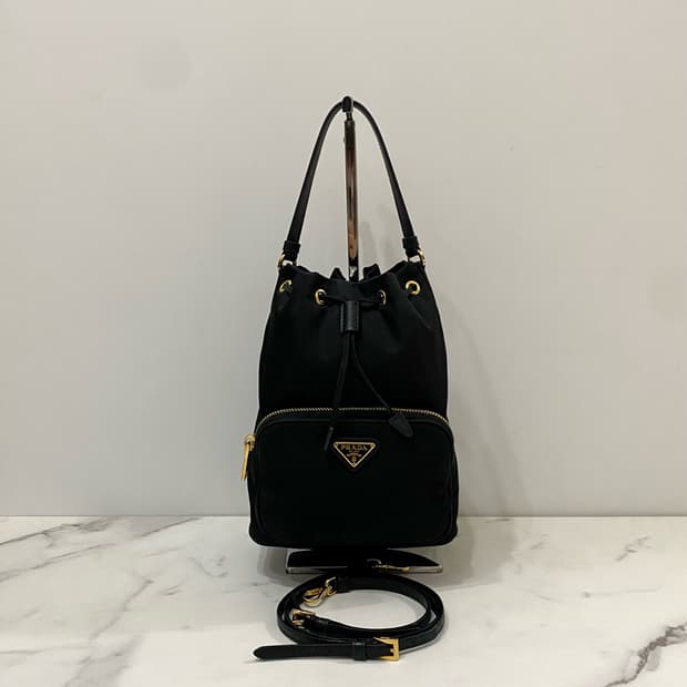 프라다 듀엣 리나일론 삼각로고 버킷백 1BH038 블랙