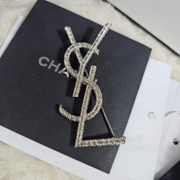 입생로랑 실버 업사이클링 브로치