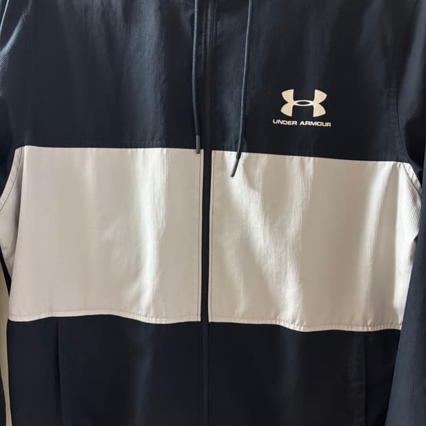언더아머 바람막이