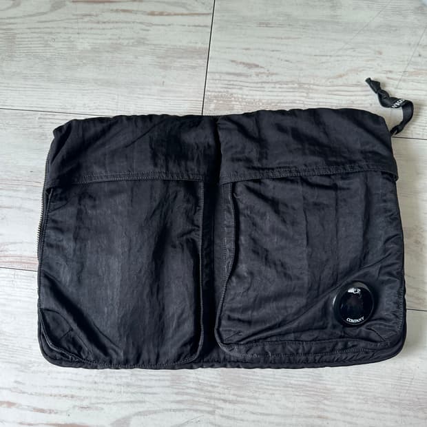 C.P. Company 블랙 파우치 36x25 정품