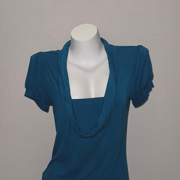 딥 블루 드레이프 카울넥 레이어드 탑