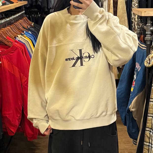 [HI] 켈빈클라인 미니멀 로고 크림 맨투맨