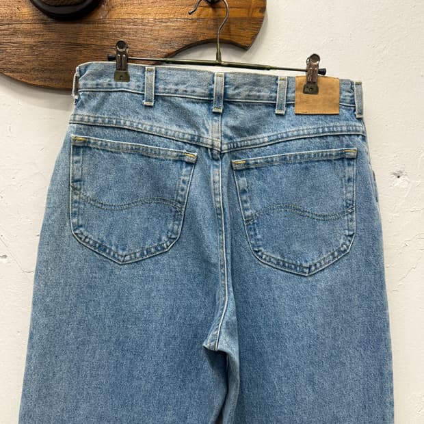 32) Lee Regular Straight Jeans
