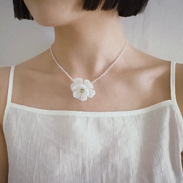 White petal bead necklace