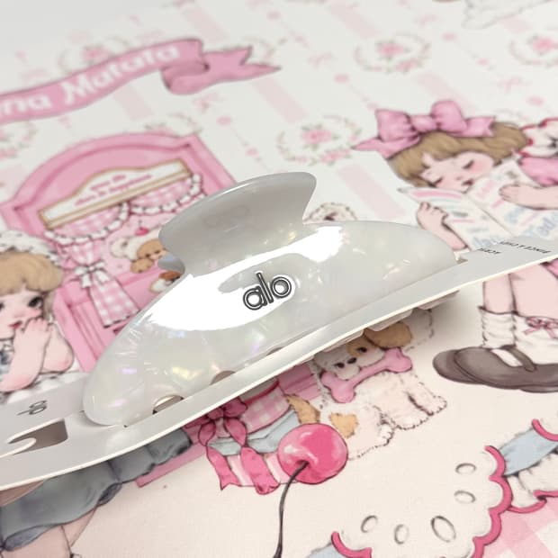 [새상품] alo 요가 집게핀 화이트펄