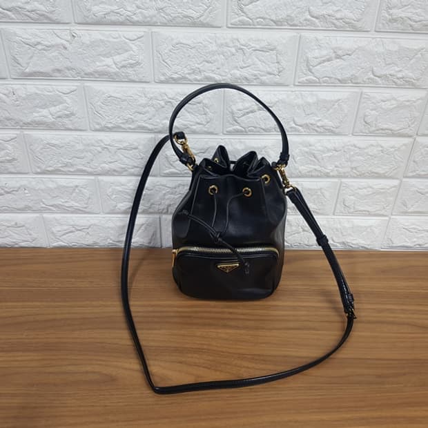 프라다 버킷백 (정품 가죽. 토트백&크로스백) 