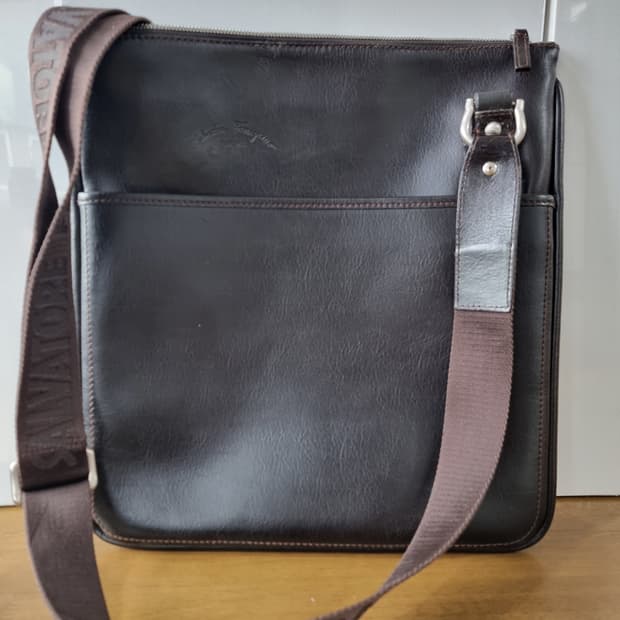 새상품) 살바토레 페라가모 가죽 크로스백