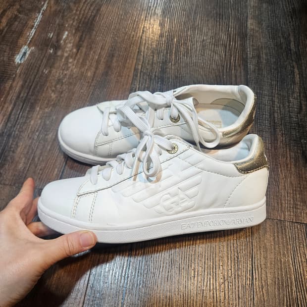 엠포리오 아르마니 EA7 화이트 레더 스니커즈