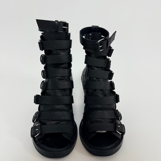 앤 드뮐미스터 샌들