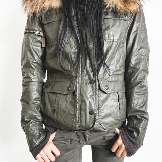 SAM nyc 라쿤 퍼 딥카키 글로시 크롭 파카