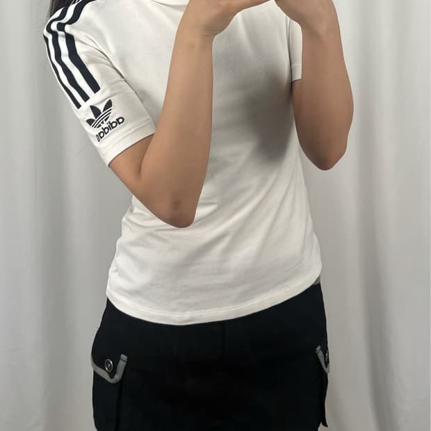 아디다스 화이트 슬림핏 반팔