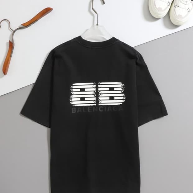 발렌시아가 빈티지 워싱 반팔 티셔츠