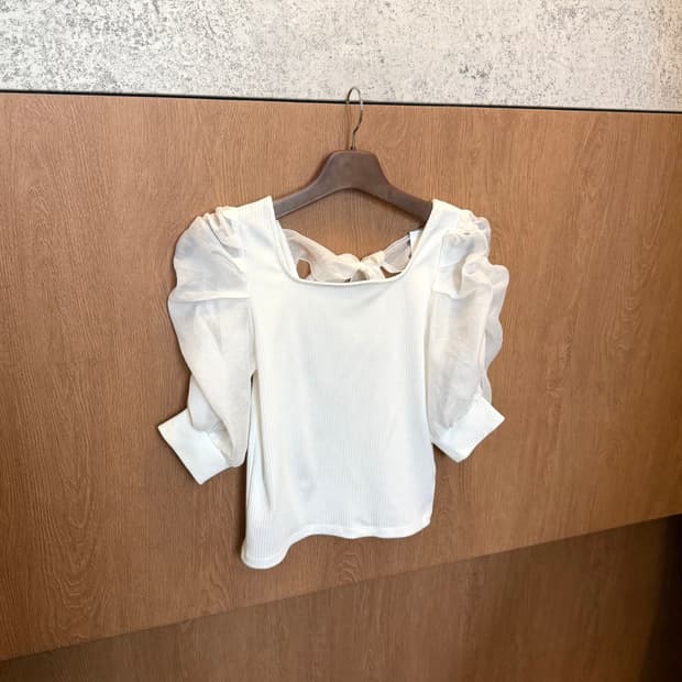 빈티지 스퀘어넥 니트 블라우스 시스루 퍼프 소매 배색 타이 스트랩 화이트
