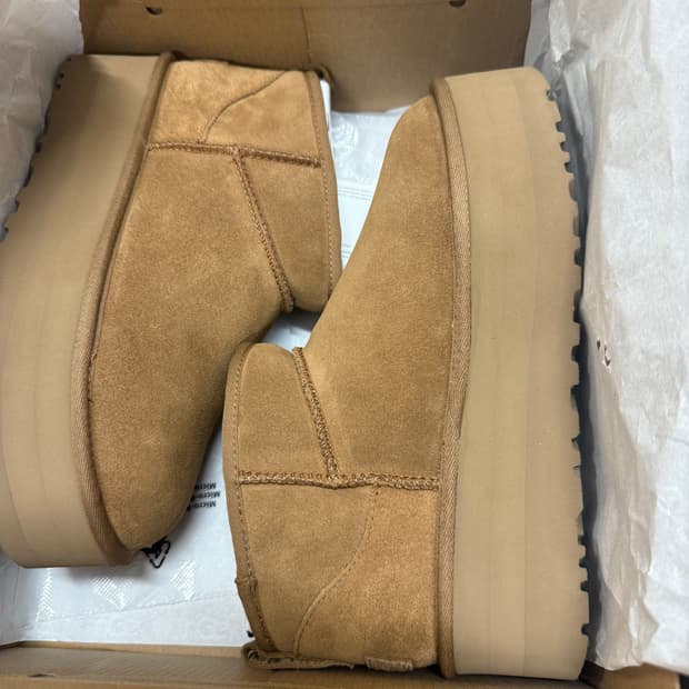 UGG 클래식 울트라 미니 플랫폼 부츠 250