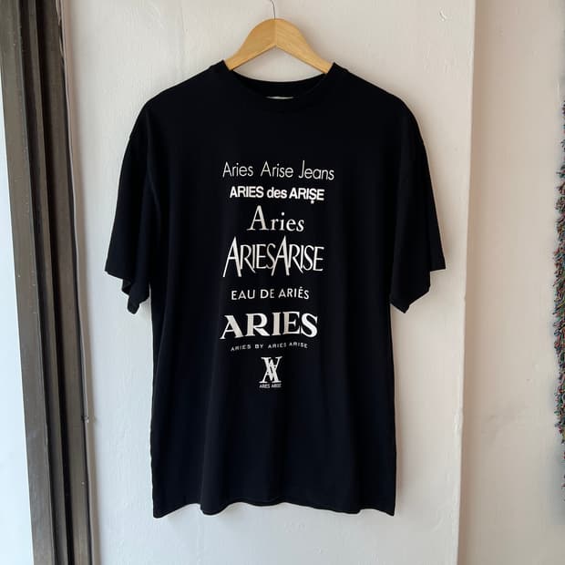 [L] Aries 패러디 티셔츠 블랙