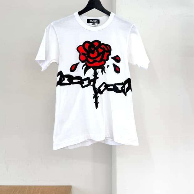 꼼데가르송 블랙 로즈 그래픽 티셔츠