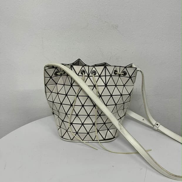 바오바오 이세이미야케 프리즘 버킷 크로스백 숄더백