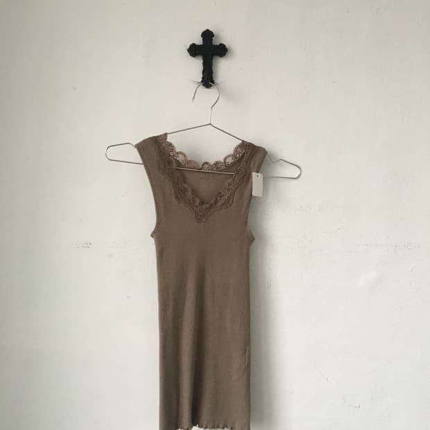 Lace point ribbed sleeveless