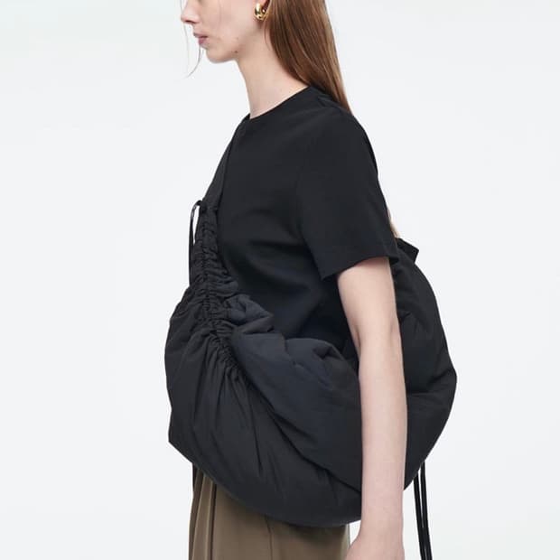 COS 캐노피 나일론 오버사이즈 크로스바디백