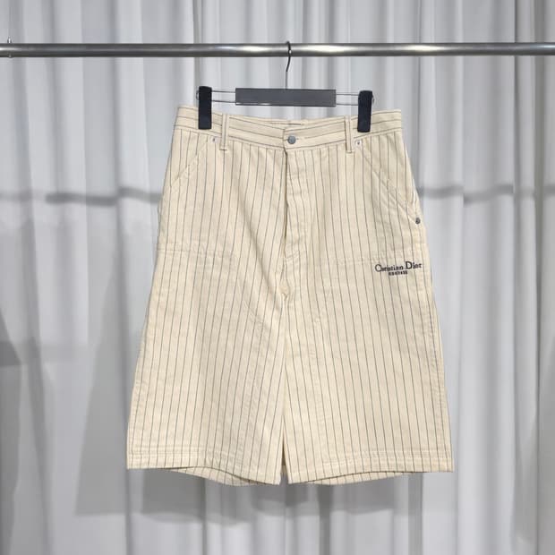 (30) 디올 꾸뛰르 스트라이프 로고 자수 반바지