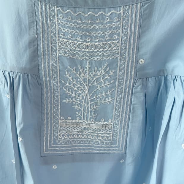 [새제품] 나무자수 스카이블루 블라우스