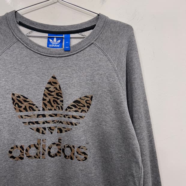 아디다스 오리지널 레오파드 패치 래글런 맨투맨