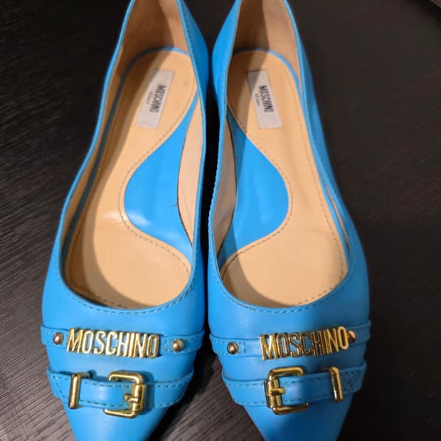 MOSCHINO 모스키노 레터링 버클 포인티드 토 플랫 슈즈 (블루 /