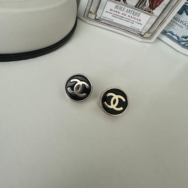 샤넬 로고 라운드 귀걸이