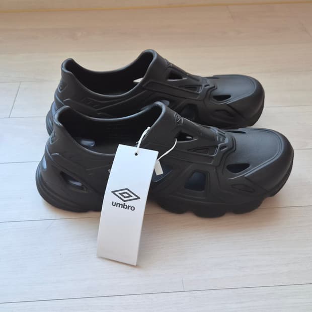 엄브로 라이트쉘 블랙 270mm